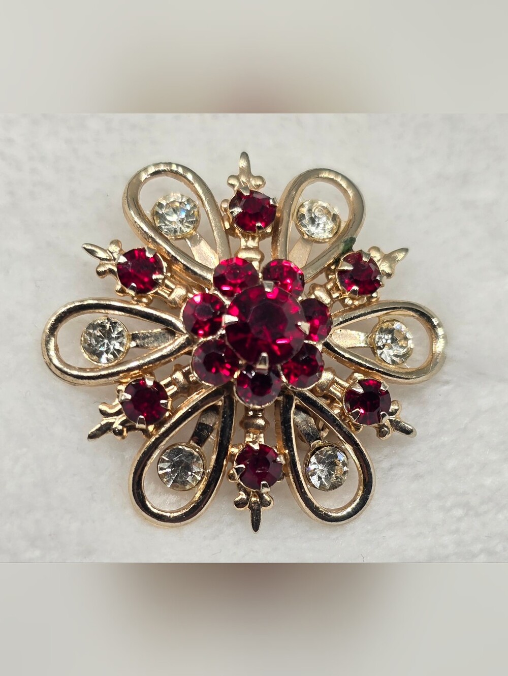Gorgeous Vintage Gold Tone Garnet Starburst Floral Rhinestone Brooch Pin 1 3/8"